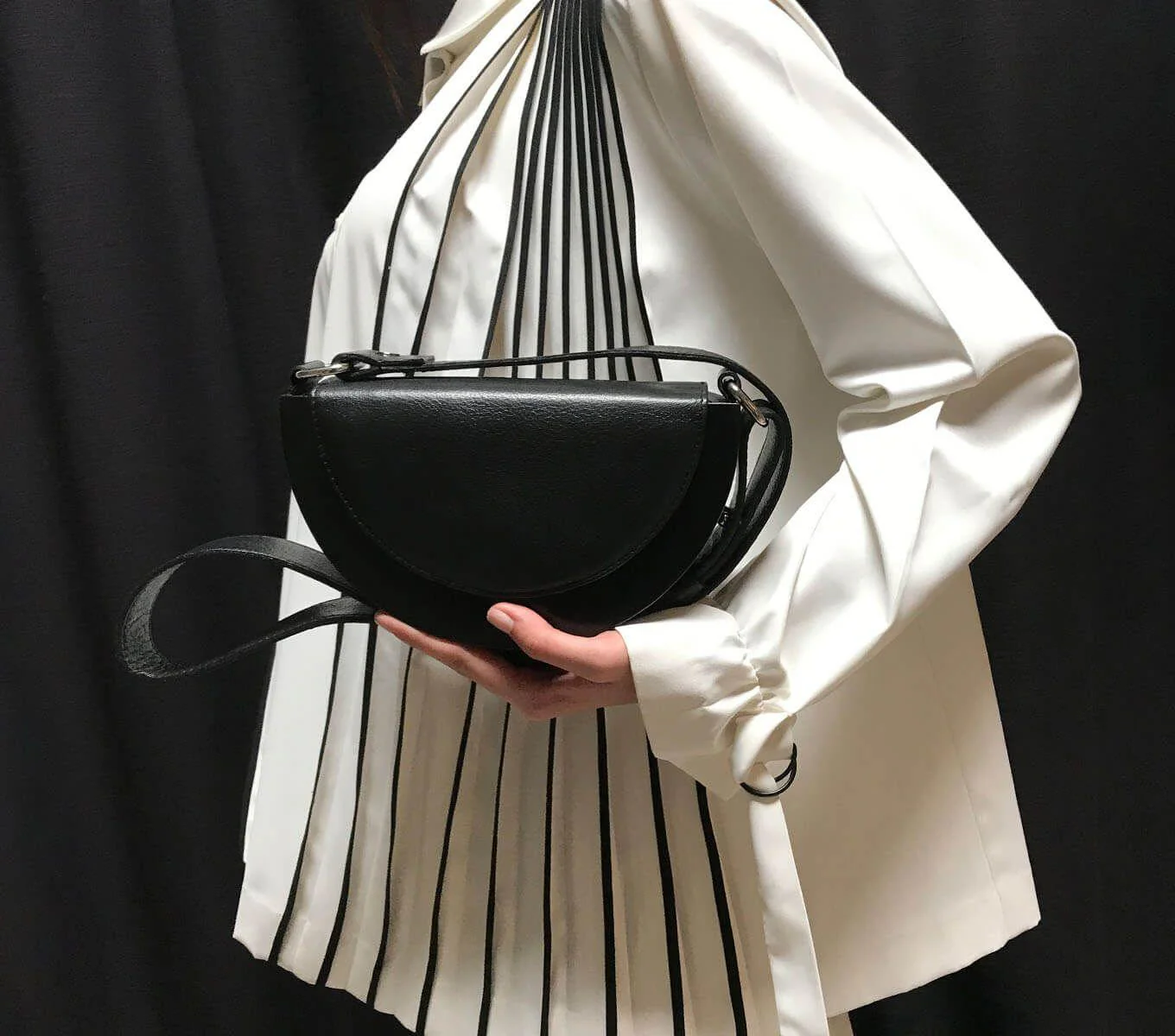 MALMO SLING BAG - Image 12