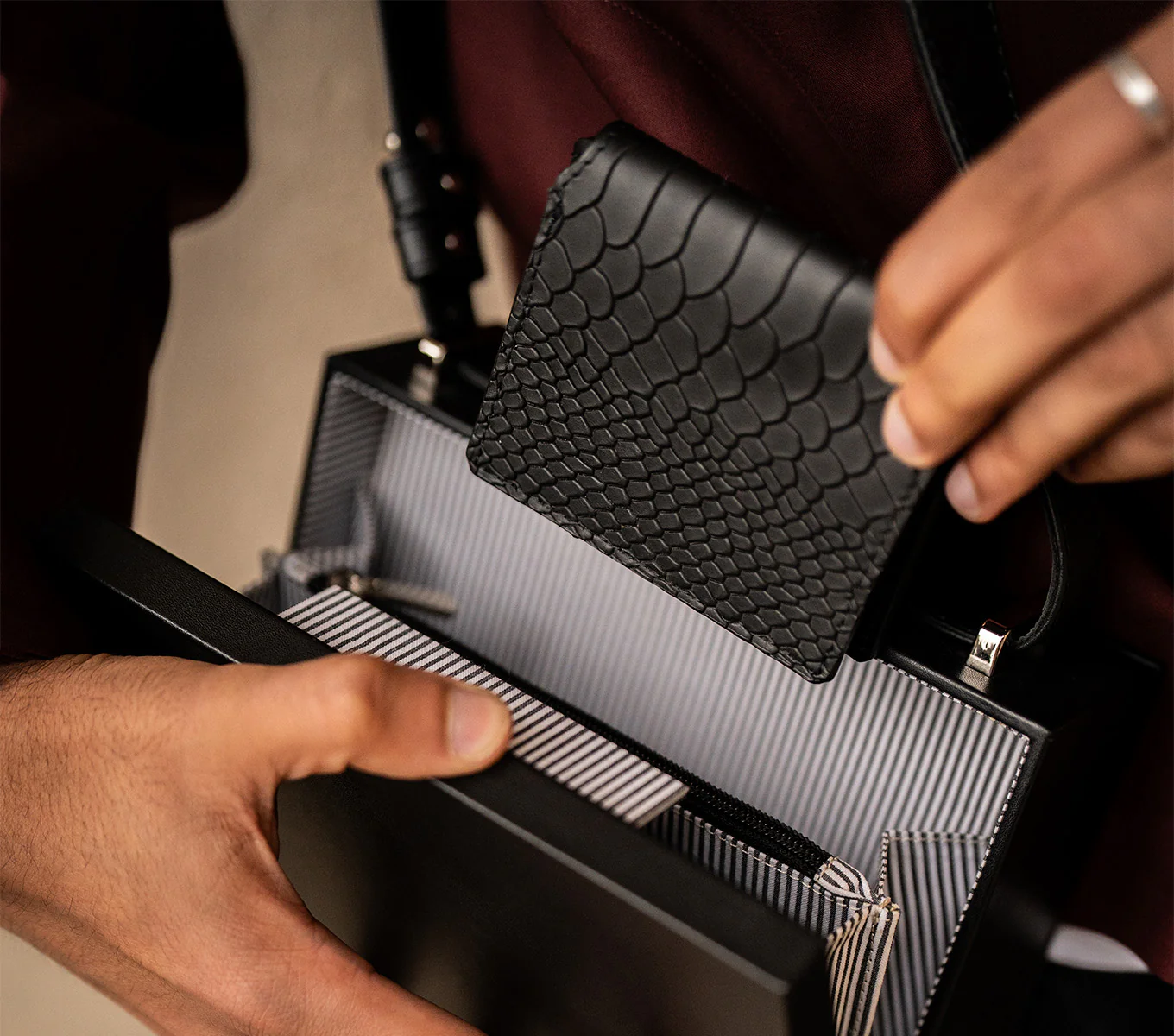 QUINN FOLD CROC WALLET - Image 16